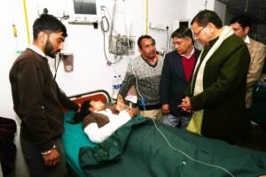  घायलों से CM धामी ने की मुलाकात