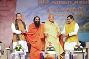 दोनों मुख्यमंत्री और रामदेव बाबा से उन्होंने कई विषयों पर चर्चा की ।