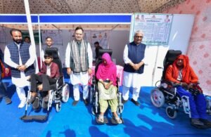 लाभार्थियों को इलेक्ट्रिक व्हीलचेयर वितरित