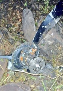 एयर एंबुलेंस के बिखरे पार्ट्स