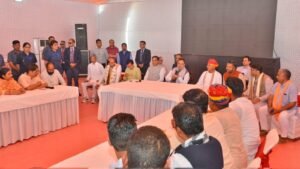 पार्टी कार्यकर्ताओं के साथ बैठक 