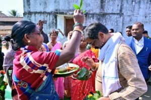 पैतृक गांव पहुंचे CM सोरेन