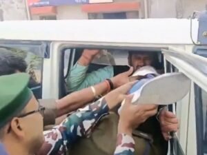 रिंकल यादव को टांगकर थाने ले गई पुलिस