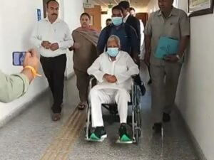 व्हील चेयर पर कोर्ट पहुंचे लालू
