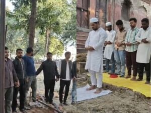 नमाज अदा कर रहे छात्रों को हिंदू छात्रों ने दी सुरक्षा