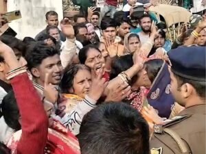 पुलिस पर पत्थरबाजी