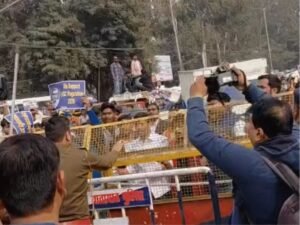 छात्रों ने बैरिकेडिंग तोड़ी