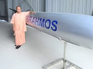 ब्रह्मोस के साथ दिखे CM योगी