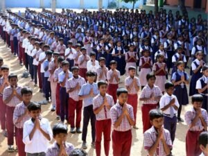 सावधान में खड़ा रहना अनिवार्य