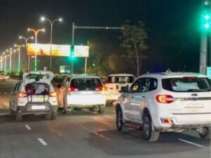 लालबत्ती पर रुकवाई कार