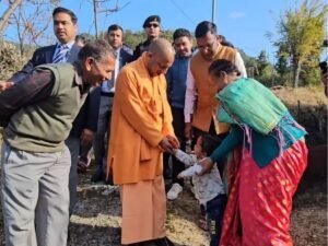 पैतृक गांव पहुंचे CM योगी