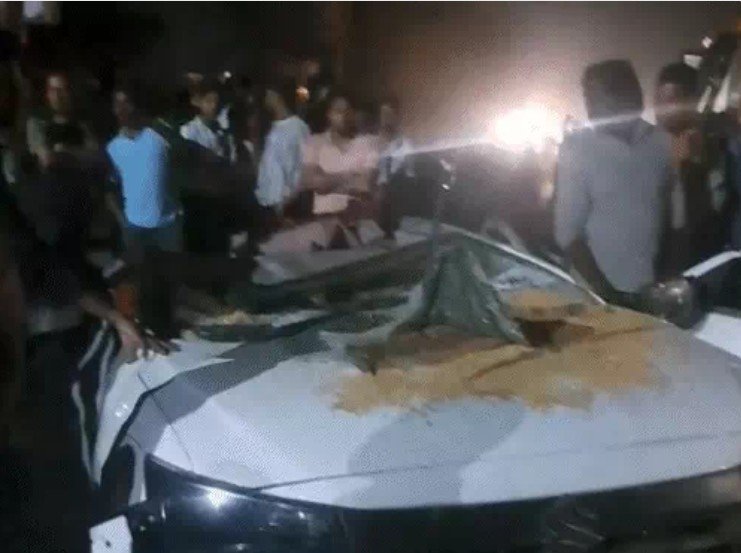 कार पर गिरा धान से भरा ट्रक