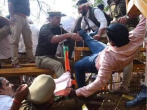 पुलिस और कार्यकर्ताओं की झड़प