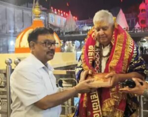 मंदिर प्रबंधन समिति ने किया स्वागत