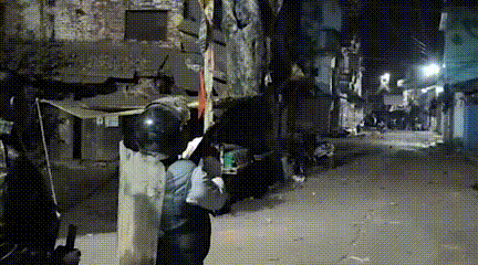 मंदिर में पथराव की तस्वीर