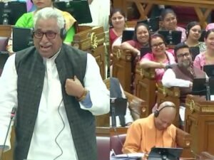 माता प्रसाद पांडेय की बात सुनकर सीएम खिलखिलाकर हंस उठे।