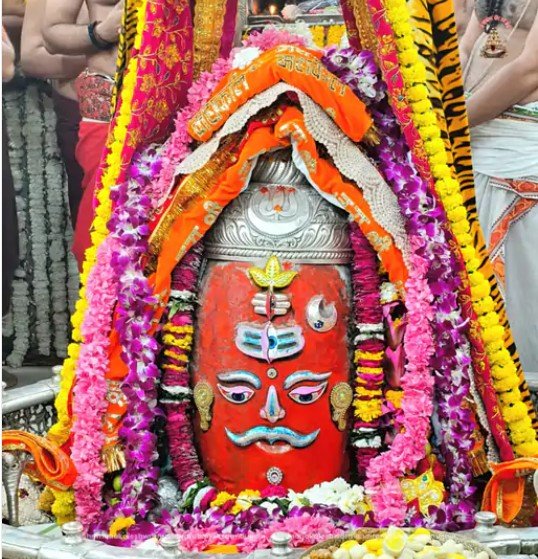 shivratri bhasma aarti ujjain: राजा स्वरूप में बाबा महाकाल का श्रंगार