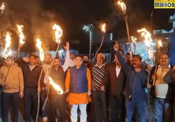 हड़ताल पर कर्मचारी