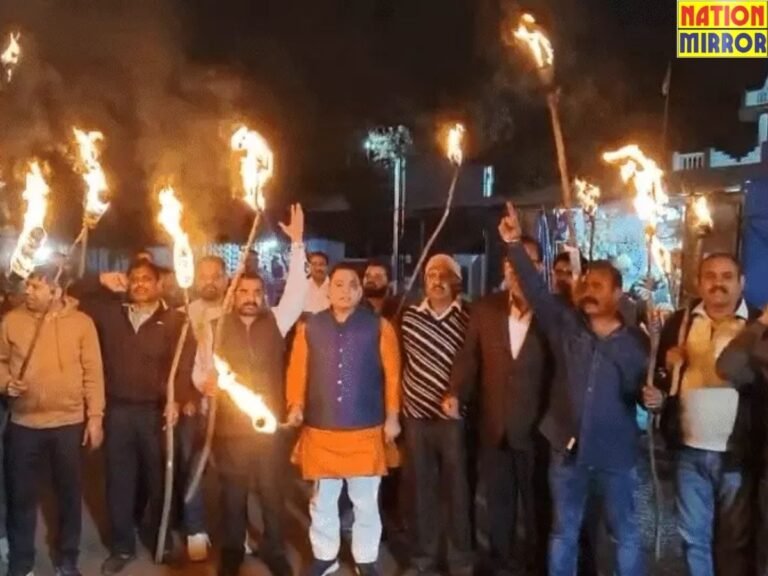 हड़ताल पर कर्मचारी