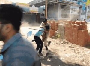 पुलिस से झड़प