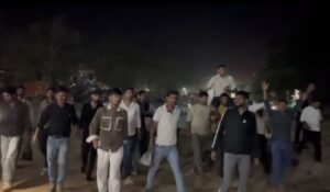 चोर के कंधे पर बैठकर नाए TI