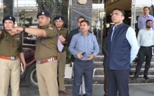 लोक निर्माण विभाग और विद्युत विभाग से सभी आवश्यक सेफ्टी सर्टिफिकेट प्रस्तुत करने को कहा।