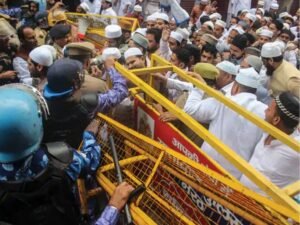 मेरठ में मस्जिद के बाहर ज्यादा भीड़ होने से सुरक्षाबलों ने रोका तो धक्कामुक्की हुई।