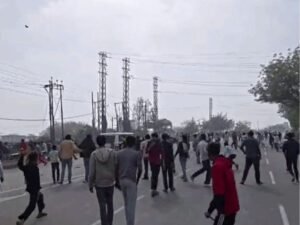 भीड़ ने पुलिस पर किया पथराव