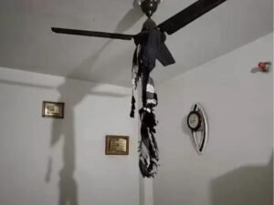  पंखे पर लगे इसी फंदे से लटककर पति इरशाद ने जान दे दी।