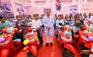 मुख्यमंत्री शर्मा ने बालिकाओं को स्कूटी वितरित की