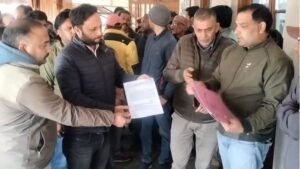 कर्मचारियों ने रजत अग्रवाल के खिलाफ कार्रवाई की मांग की