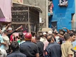 स्थानिय लोग और पुलिस रेस्क्यू में जुटी