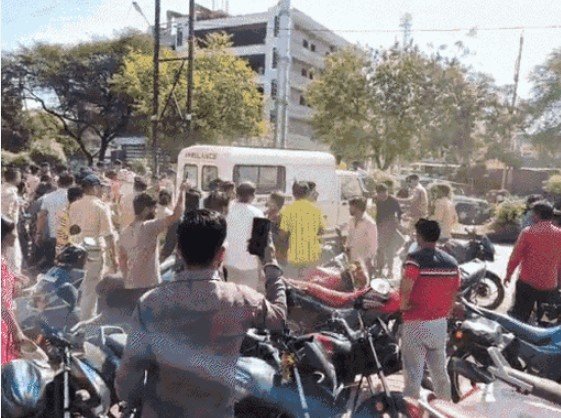 अस्पताल के बाहर हंगामा