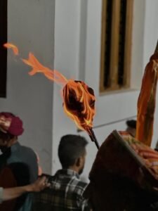 मशालें लेकर गांव की मोर्चाबंदी