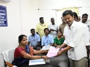 विजय ने नामांकन दाखिल किया