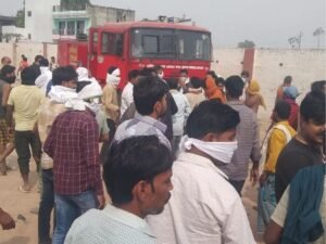 अमोनिया गैस लीक होने से मुंह बांधे खड़े लोग