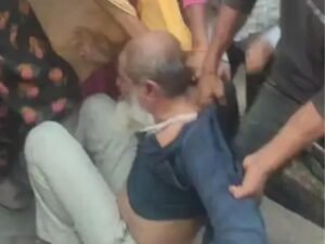 मौलाना की लात-घूंसों और थप्पड़ों से जमकर पिटाई