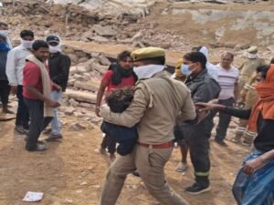 घायलों का रेस्क्यू करते पुलिसकर्मी