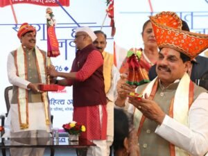 CM डॉ मोहन को भेंट की पारंपरिक गुड़ी