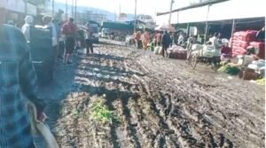 कीचड़ में तब्दील हुई मंड़ी