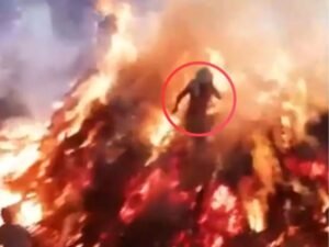 जलती होलिका से निकला पंडा