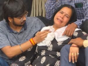 बेहोश हुई मां