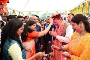 CM धामी और उनकी पत्नी ने मनाई होली