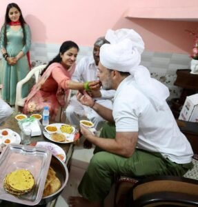 दुल्हन ने खिलाई मिस्सी रोटी 