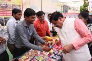 विभिन्न विभागोंं द्वारा लगाई गई प्रदर्शनी का अवलोकन