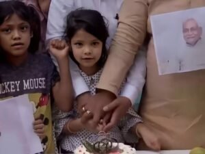 मुख्यमंत्री के जन्मदिन पर काटा केक