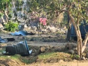 आसपास बिखरा मलबा
