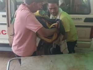 पुलिस टीम बच्चों के लेकर आई अस्पताल