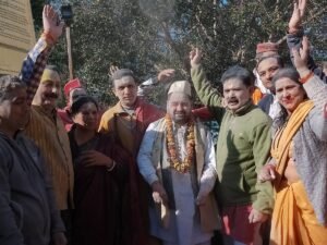विश्वनाथ मंदिर में महादेव के रंग में रंगे भक्त