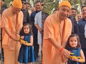 बच्ची को दिया बुलडोजर टॉय